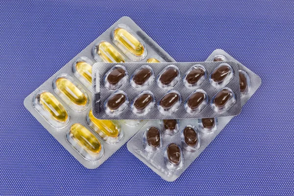 Gelbe Und Braune Kapseln Verschiedenen Blisterverpackungen Ansicht Von Oben — Stockfoto