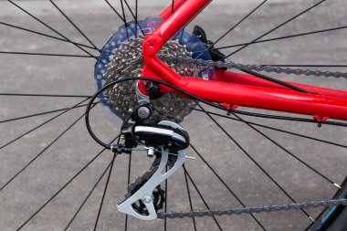 Arka tekerlek parçası ve modern bisikletin çerçevesi arka planda bulanık bir arka planda dişli ve arka raydan çıkarıcı setiyle.