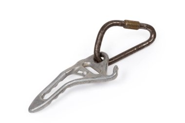 Klasik tırmanma inişi, sözde alüminyum alaşımlı, beyaz arka planda eski çelik vida kilitli karabina.