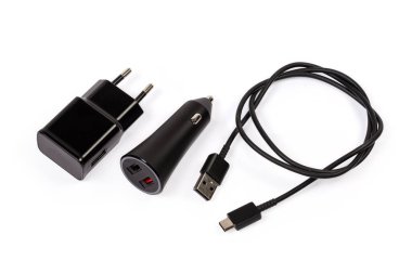 Elektronik taşınabilir cihazların iki USB şarjı, araba elektrik prizine takılabilir ve beyaz arka planda AC Europlug ve uygun USB kablosu var.