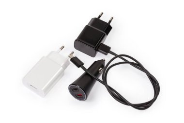 AC Europlugs ile elektronik taşınabilir cihazların USB şarj cihazları ve uygun kablolar, USB şarj cihazı, beyaz arka planda araba elektrik prizine takılabilir.