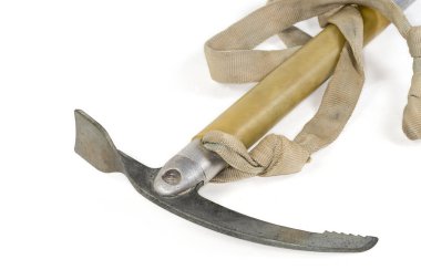 Plastik saplı alüminyum şaftlı eski bir buz baltasının başı. Geçen yüzyılın sonunda üretilmiş. Beyaz bir arka planda güvenlik çemberine bağlı.