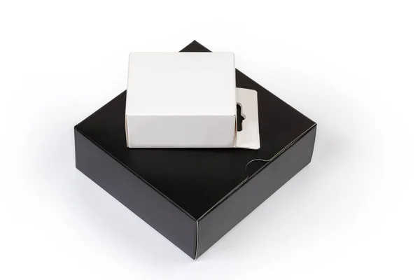 Zamknięte Małe Białe Kartonowe Pudełko Wiszące Leży Czarnym Prostokątnym Pudełku — Zdjęcie stockowe