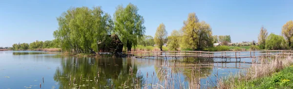 Étang Avec Petite Île Avec Cabane Pêche Romantique Milieu Des — Photo