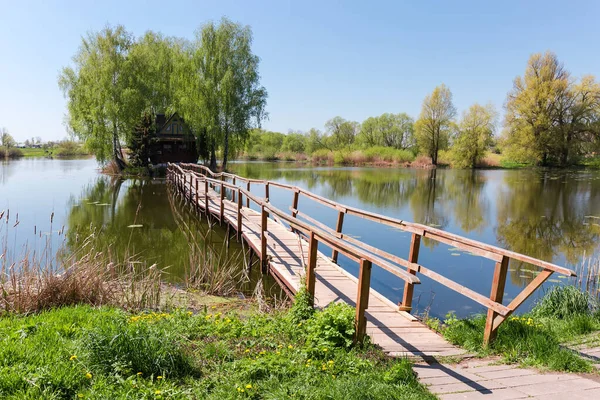 Houten Voetgangersbrug Naar Klein Eiland Aan Meer Met Romantische Vissershut — Stockfoto