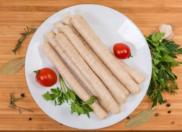Salsicce Pollo Lunghe Sottili Crude Piatto Con Pomodori Verdure Tagliere — Foto Stock