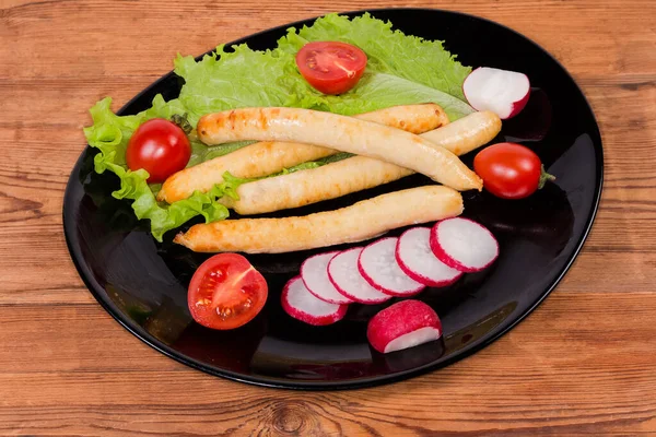 Sült Vékony Hosszú Csirke Kolbász Fekete Étel Friss Zöldségek Zöldségek — Stock Fotó
