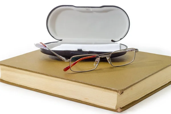 现代经典的金属眼镜片 男人的金属眼镜片 与白色表面紧闭的旧大书上的硬壳相映成趣 特写特写特写 — 图库照片