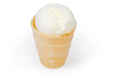 Beyaz arka plandaki waffle bardağında beyaz vanilyalı dondurma.