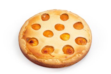 Beyaz arka planda erikli ev yapımı yuvarlak turta.