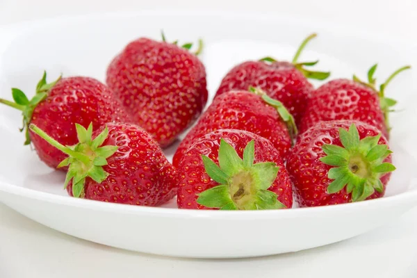 Fresas Jardín Maduras Recién Cosechadas Con Colas Plato Primer Plano —  Fotos de Stock