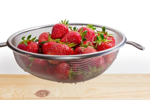 Fresas Jardín Lavadas Con Colas Tamiz Acero Inoxidable Sobre Mesa — Foto de Stock