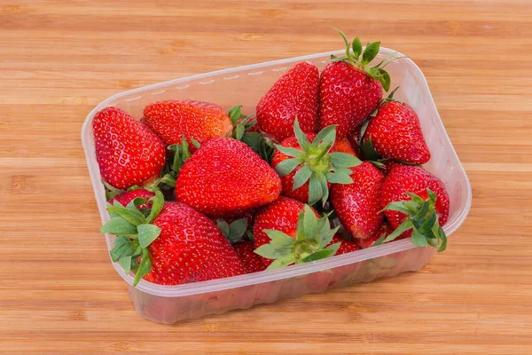 Fresas Jardín Maduras Recién Cosechadas Pequeño Embalaje Forma Contenedor Alimentos —  Fotos de Stock