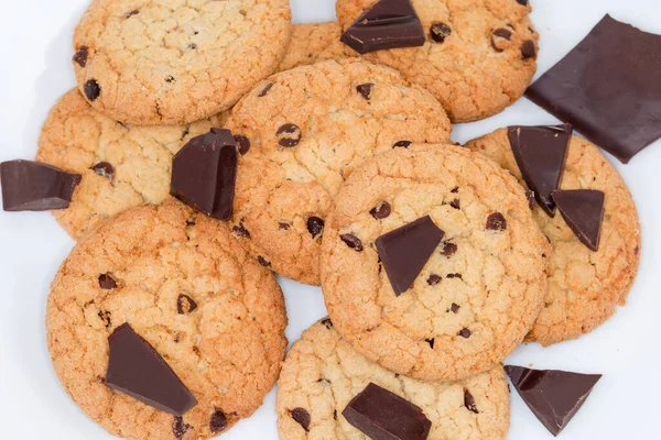 Chocolate Chip Cookies Aus Hafermehl Und Gebrochenen Schokoladenstücken Auf Weißem — Stockfoto