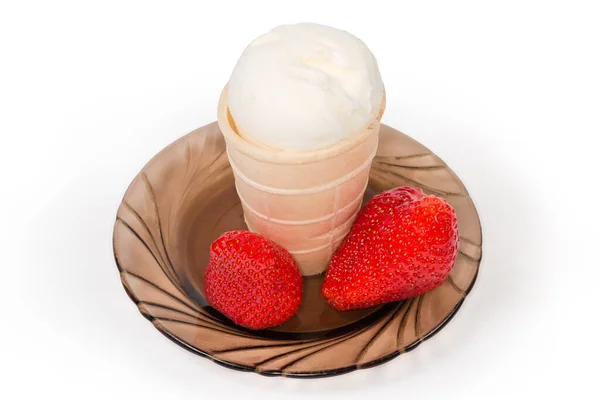 白色香草冰淇淋 有华夫饼杯和两个新鲜草莓的果实 放在深色玻璃器皿上 背景为白色 — 图库照片
