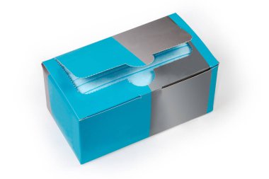 Açık mavi tek kullanımlık tıbbi yüz maskelerinin olduğu bir karton kutu şeklinde beyaz arka planda kısmen açık bir paket.