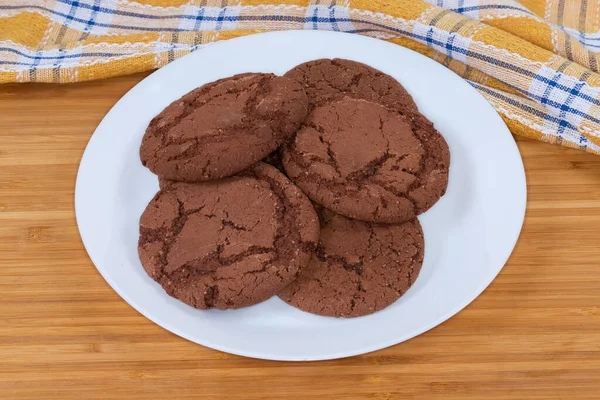 Biscoitos Chocolate Redondos Prato Branco Uma Superfície Madeira Com Guardanapo — Fotografia de Stock