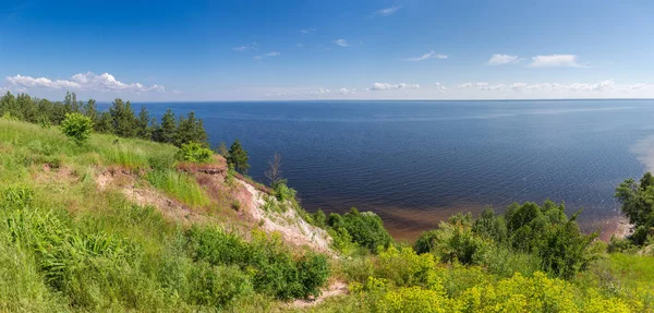 Steep Hilly Shore Big Reservoir Overgrown Forest Clear Sky Summer — Stock Photo, Image