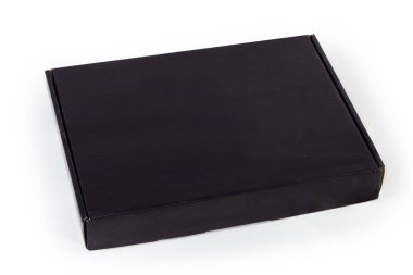 Beyaz arka planda siyah kartondan yapılmış dikdörtgen düz paket kutusu.