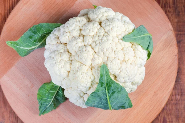 Head Raw Fresh Cauliflower Wooden Serving Board Rustic Table Top — Stock Photo, Image