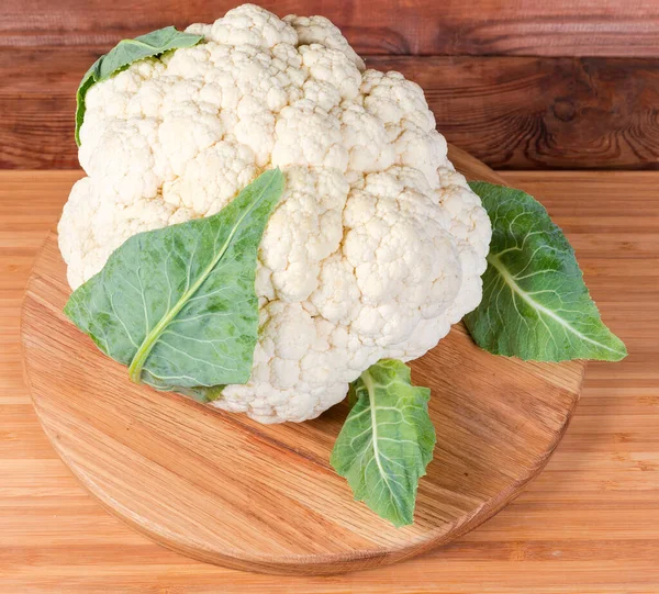 Head Raw Fresh Cauliflower Wooden Serving Board — Stock Photo, Image