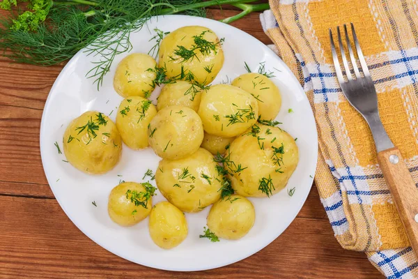 Servir Papas Jóvenes Enteras Hervidas Con Mantequilla Espolvoreadas Con Eneldo — Foto de Stock