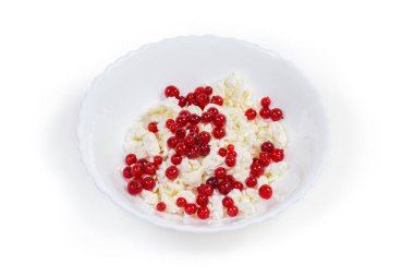 Beyaz arka plandaki kasede taze üzümlü süzme peynir servis ediyorum.