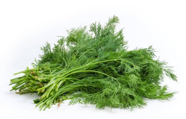 Taze, taze dereotlarının bir kısmı beyaz bir zemin üzerinde bulunur.