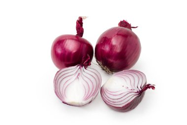 İki kırmızı soğan soğanı ve bir ampul beyaz arka planda ikiye bölünmüş.