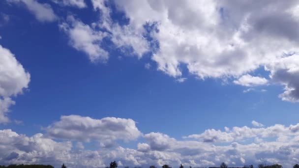 Časový odstup kumulovaných mraků na modré obloze — Stock video