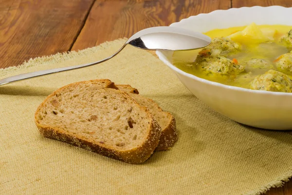 Klare Hühnerfleischbällchensuppe Weißer Schüssel Mit Löffel Braune Brotscheiben Auf Einer — Stockfoto