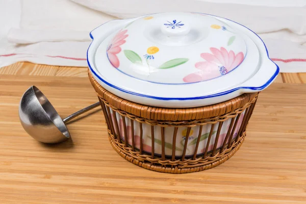 Vintage Ceramic Soup Tureen Closed Lid Installed Special Thermal Insulation — Stock Photo, Image