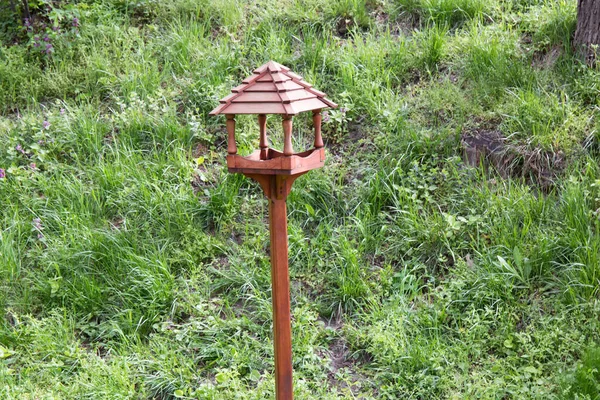 Mangeoire Oiseaux Bois Décorative Avec Toit Monté Sur Poteau Dans — Photo