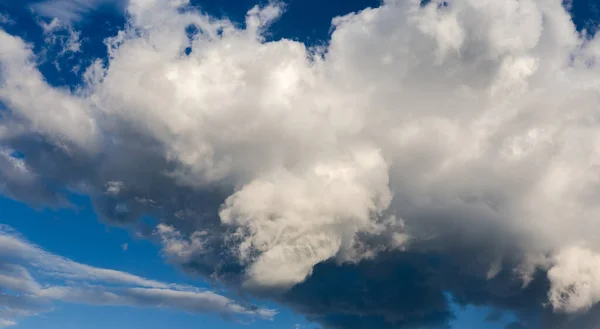Sekcja Niebieskiego Nieba Częścią Chmury Burzowej Letni Dzień — Zdjęcie stockowe