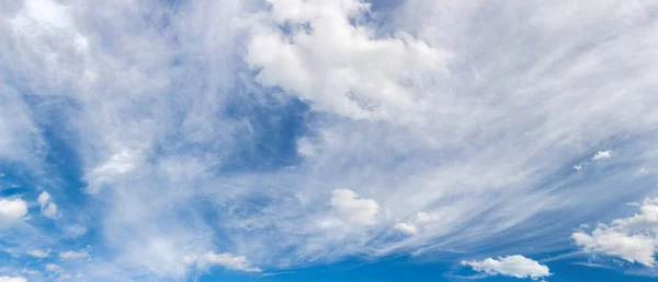 Ausschnitt Des Himmels Mit Zirrus Und Haufenwolken Sommertag Rundumblick — Stockfoto