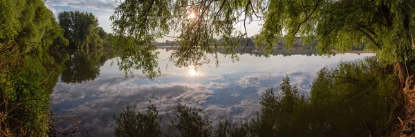 Ranní Jezírko Obklopeno Stromy Klidném Počasí Létě Panoramatický Výhled Přes — Stock fotografie