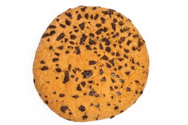 Küçük çikolata parçalı tek yuvarlak çikolatalı kurabiye, beyaz arka planda üst görünüm.