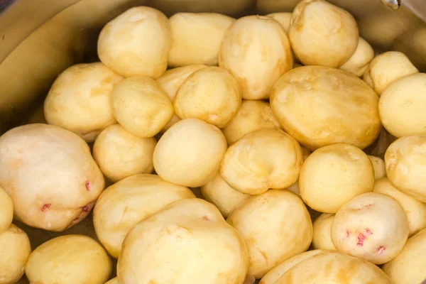 Patatas Jóvenes Crudas Peladas Piel Olla Acero Inoxidable Con Agua —  Fotos de Stock