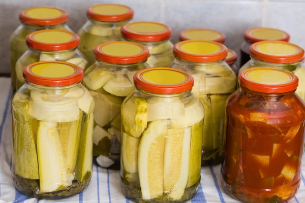 Hem Konserverad Zucchini Och Vegetabilisk Märg Med Kryddor Glasburkar Servett — Stockfoto