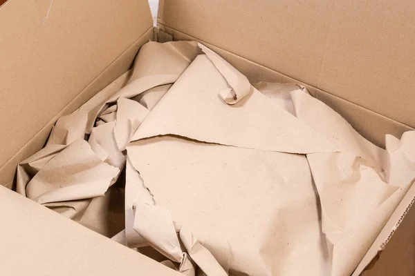 Offene Rechteckige Verpackungsbox Aus Kraftwellpappe Mit Leicht Zerknittertem Packpapier Innen — Stockfoto
