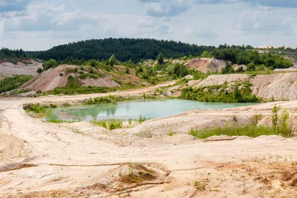 夏の日に放棄された元中国の粘土採石場でターコイズブルーの水の小さな採石場湖 — ストック写真