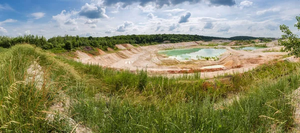 Abandoned China Clay Pit Small Turquoise Quarry Lakes Tall Grass — стоковое фото