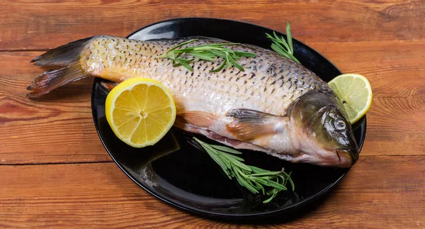 Raw Gutted Carcass Carp Cleaned Scales Prepared Cooking Fresh Rosemary — Stockfoto