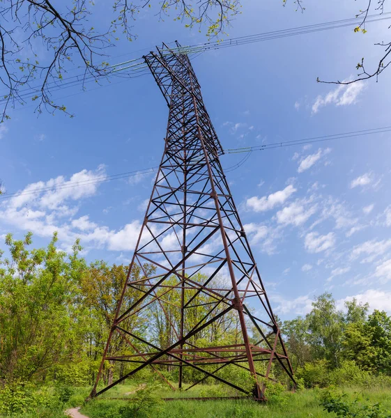 Stahlgittermast Der Freileitung Gegen Die Frühlingsbäume Und Den Himmel Inmitten — Stockfoto