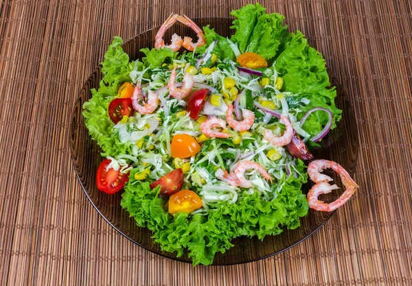 Salada Legumes Com Adição Caudas Camarão Cozido Prato Vidro Tapete — Fotografia de Stock