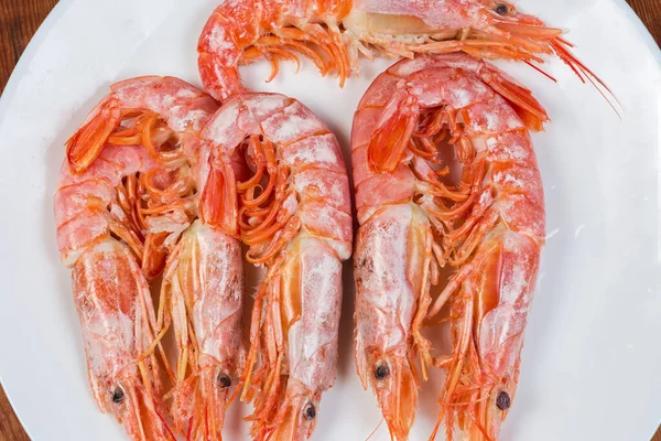 在白盘上烤着的阿根廷红虾仁 顶部看碎片特写 — 图库照片