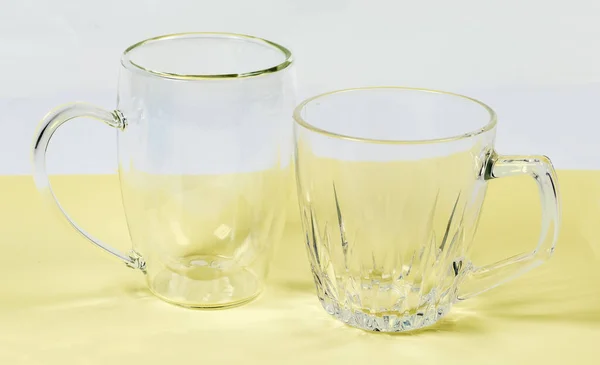 Deux Gobelets Verre Transparent Vides Différents Avec Poignées Double Fond — Photo