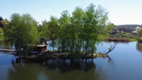 Νησί Στη Λίμνη Πεζογέφυρα Καλύβα Και Δέντρα Την Άνοιξη — Αρχείο Βίντεο