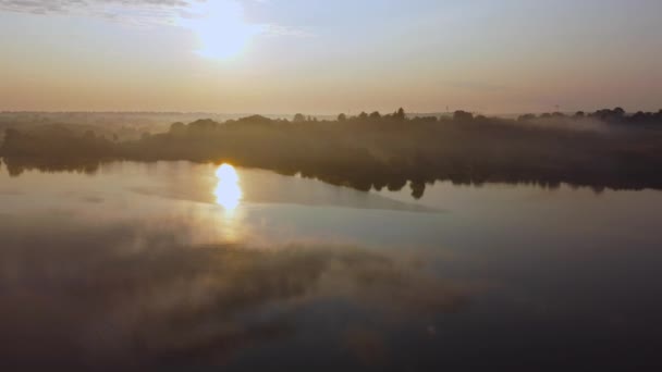 Luchtfoto Van Vijver Deels Ochtendmist Bij Zonsopgang — Stockvideo