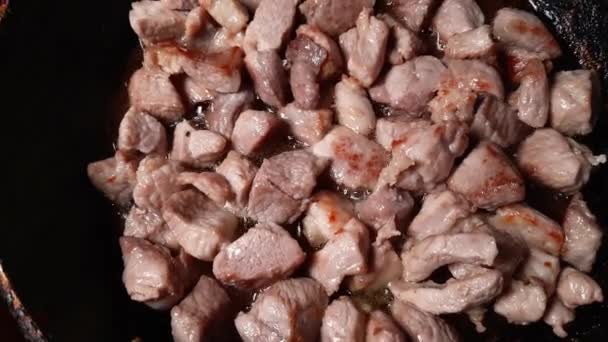 Pedaços Carne Porco Durante Ato Fritar Frigideira Vista Superior — Vídeo de Stock